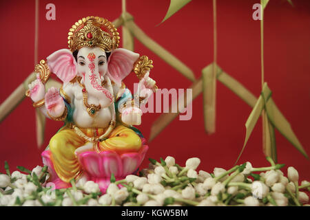 Dieu indien ganesha avec fleurs de jasmin Banque D'Images