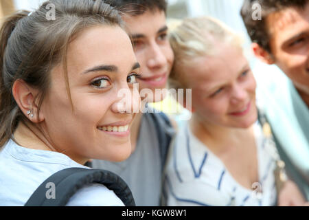 Portrait of smiling school girl auprès du groupe Banque D'Images