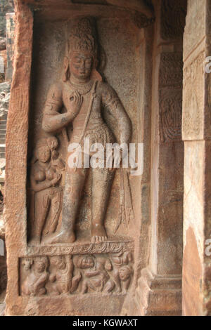 Sculpture de portier à l'entrée de la grotte ii à badami, Karnataka, Inde, Asie Banque D'Images