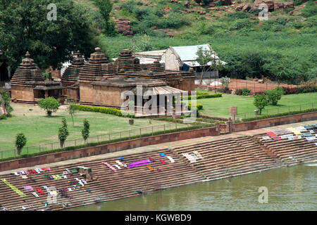 Groupe de temples historiques bhuthanatha sur l'extrémité nord du lac agastya teertha, badami, Karnataka, Inde, Asie Banque D'Images