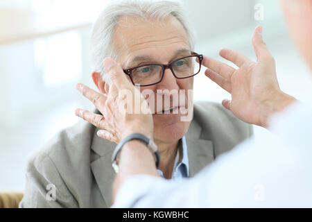 Hauts homme essayant de nouvelles lunettes, magasin optique sur Banque D'Images