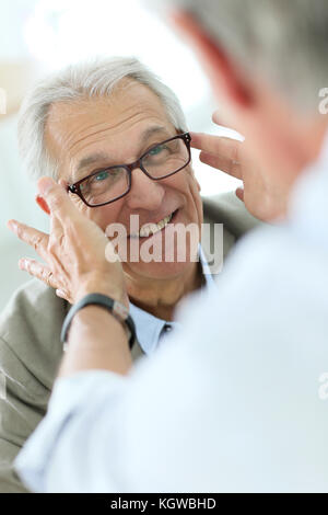 Hauts homme essayant de nouvelles lunettes, magasin optique sur Banque D'Images