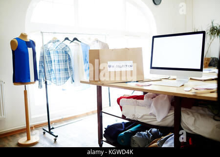 Atelier vide et le lieu de travail de vendeur de vêtements sur mesure ou en petite boutique Banque D'Images