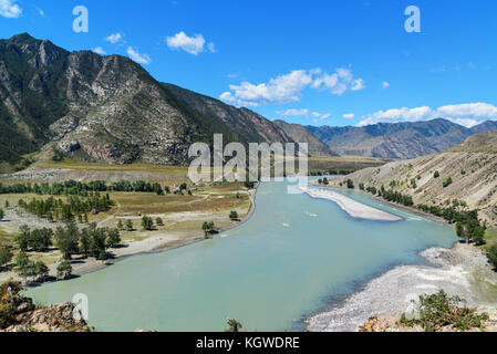 Vue de la rivière Katun et montagnes le long Chuysky Trakt. République de l'Altaï, en Sibérie. La Russie Banque D'Images