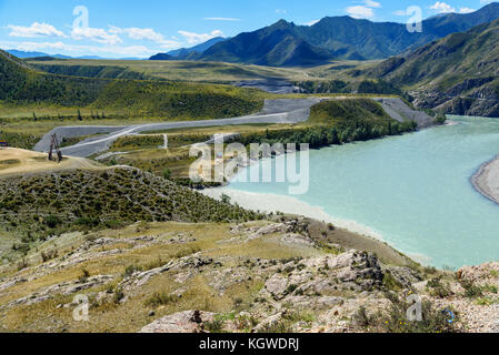 Vue sur confluence des rivières Katun et Chuya dans les montagnes. République de l'Altaï, en Sibérie. La Russie Banque D'Images