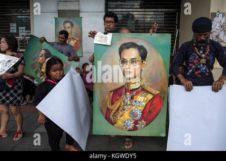 En deuil de lui rendre un dernier hommage aux funérailles du roi Bhumibol Adulyadej Banque D'Images