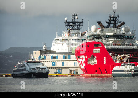 Bergen, Norvège - Octobre 2017 : les grands cargos dans le port de Bergen en Norvège à l'automne Banque D'Images