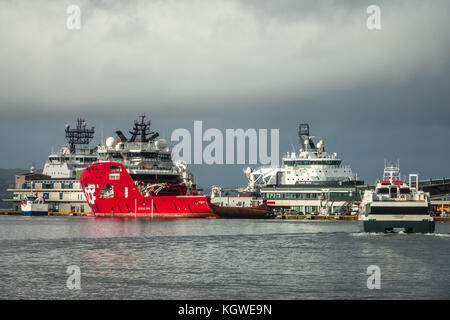 Bergen, Norvège - Octobre 2017 : les grands cargos dans le port de Bergen en Norvège à l'automne Banque D'Images