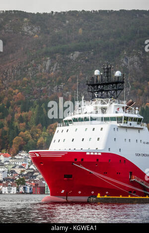 Bergen, Norvège - Octobre 2017 : grand cargo dans le port de Bergen à l'automne, la Norvège, Europe Banque D'Images