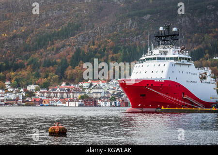 Bergen, Norvège - Octobre 2017 : grand cargo dans le port de Bergen à l'automne, la Norvège, Europe Banque D'Images