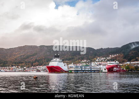 Bergen, Norvège - Octobre 2017 : les grands cargos dans le port de Bergen en Norvège à l'automne Banque D'Images