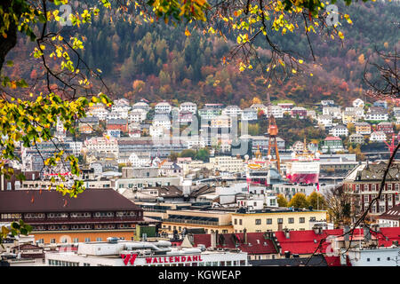 Bergen, Norvège - octobre 2017 : maisons Hillside à Bergen en automne, vue de la colline au-dessus, Norvège Banque D'Images