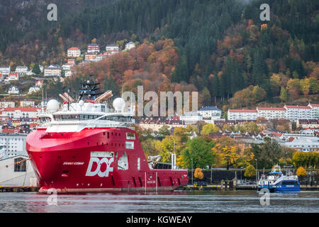 Bergen, Norvège - Octobre 2017 : grand cargo dans le port de Bergen à l'automne, la Norvège, Europe Banque D'Images