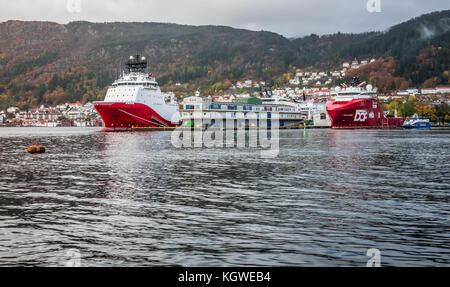 Bergen, Norvège - Octobre 2017 : les grands cargos dans le port de Bergen en Norvège à l'automne Banque D'Images