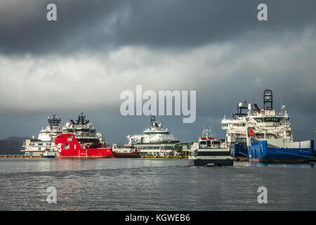 Bergen, Norvège - Octobre 2017 : les grands cargos dans le port de Bergen en Norvège à l'automne Banque D'Images