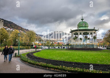 Bergen, Norvège - octobre 2017 : personnes marchant sur un sentier près de Gazebo, en face du petit lac Lille Lungegardsvannet à Bergen, Norvège Banque D'Images