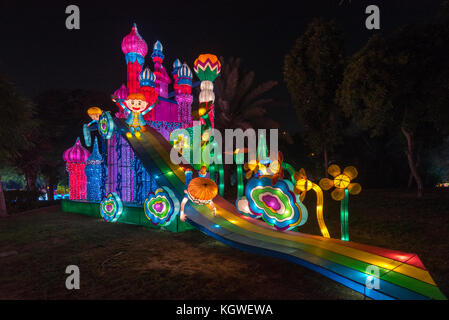 Dubaï, Émirats arabes unis - 28oct2017 : bougies de jardin Dubaï est une soirée dans l'attraction du parc zabeel qui fonctionne pendant les mois d'hiver. Banque D'Images