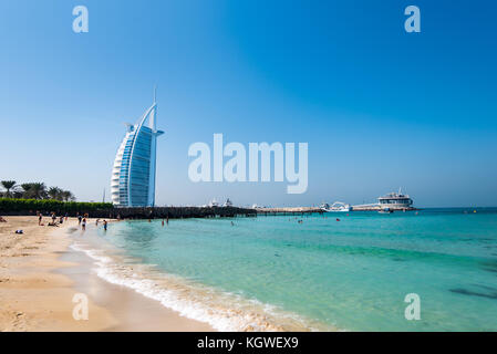 DUBAÏ, Émirats arabes Unis - 29OCT2017 : le Burj al Arab, un hôtel 7 étoiles vu de la plage publique de Jumeriah. Banque D'Images