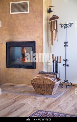 Dans la maison d'une cheminée et bois de chauffage.selective focus Banque D'Images