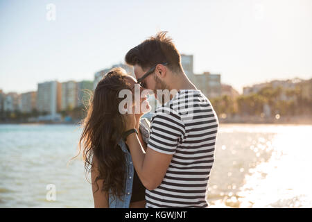 Portrait of young couple heureux dans une station de toucher avec leur nez Banque D'Images