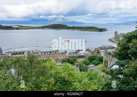 Voir d'Oban et l'Oban Bay de McCaig's Tower à Oban, Scotland. Banque D'Images