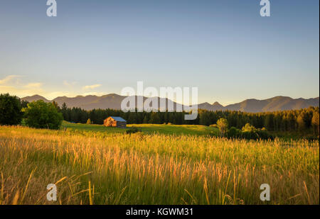 Coucher du soleil d'été avec une vieille grange en milieu rural au Montana Banque D'Images