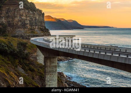 Coucher de soleil sur la mer falaise pont le long de l'océan Pacifique de l'Australie Banque D'Images