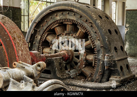Station d'énergie hydroélectrique à Cassibile Italie (ancienne) de l'alternateur Banque D'Images