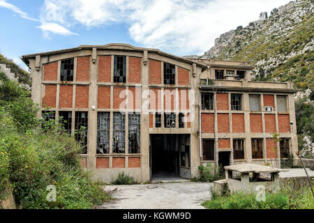Façade d'une centrale hydroélectrique à Cassibile Italie Banque D'Images