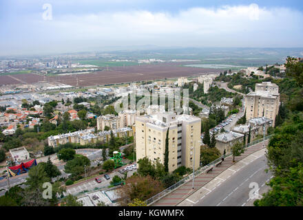 D'oiseau de la Baie de Haïfa Israël et l'industrie des raffineries de pétrole avec la ville de Nesher en premier plan Banque D'Images