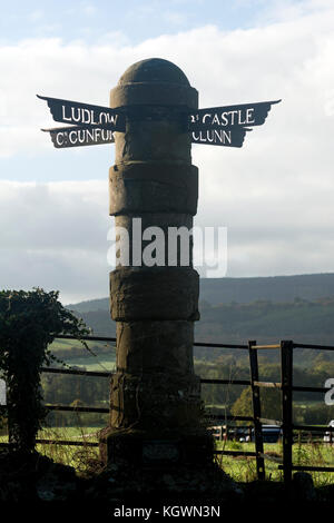 Un fingerpost sur la route B4368 entre Oisans et Craven Arms, Shropshire, England, UK Banque D'Images