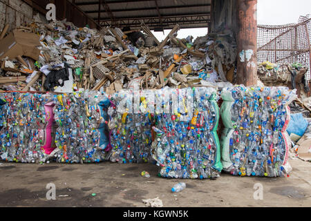 24 déc 2017, Nakornrajsima Thaïlande, photo groupe de bouteilles de plastique comprimées dans l'usine de recyclage Banque D'Images
