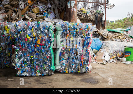 24 déc 2017, Nakornrajsima Thaïlande, photo groupe de bouteilles de plastique comprimées dans l'usine de recyclage Banque D'Images
