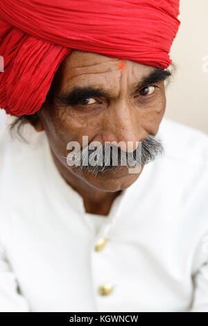 Une garde au palais de ville avec big moustache et du turban, JAipur, Rajasthan, Inde. Banque D'Images