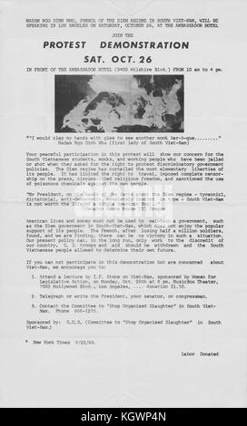 Affiche appelant à une manifestation contre Madame Ngo Dinh Nhu (alias la Dame du Dragon et la première Dame du Vietnam), qui suggérait que davantage de moines Buddists s'immoler pendant la guerre du Vietnam, parmi les premières affiches de protestation contre la guerre du Vietnam, Los Angeles, Californie, le 22 août 1963. () Banque D'Images