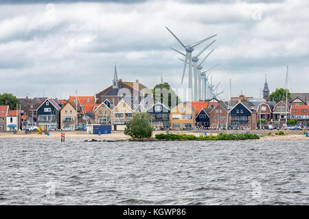 Village de Seascape urk aux éoliennes élever au-dessus des maisons Banque D'Images