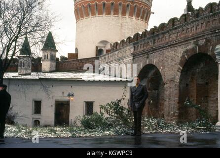 Vue d'un homme occidental qui se pose dans une cour d'église dans le complexe du couvent de Novodevichy, à Moscou, Union soviétique, URSS, novembre 1973. () Banque D'Images