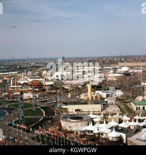 Vue panoramique au nord-est de la foire du monde de New York, prise de la tour d'observation du pavillon de l'État de New York, à Flushing Meadows-Corona, Queens, New York, mai 1965. Au coin supérieur gauche se trouve un avion qui part de l'aéroport LaGuardia le long de la baie de Flushing. Les ponts de Whitestone et de Throgs Neck qui enjambent le long Island Sound sont vus de gauche à droite à l'extrême distance. Au milieu du terrain se trouvent une multitude d'expositions de foire situées de part et d'autre de la Promenade : le Pavillon d'Espagne, les expositions de 7-Up et Dupont à côté du célèbre oeuf d'IBM, les pavillons nationaux du Philip Banque D'Images