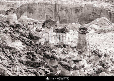 Toadstools hoodoos et rimrock au milieu d'un amas de rochers en grand staircase Escalante National Monument (Utah).(noir et blanc. Banque D'Images