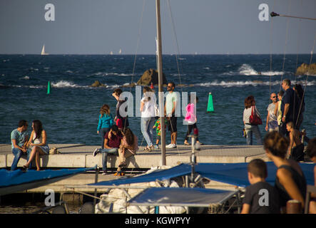 TEL AVIV - JAFFA, ISRAËL - le 26 octobre 2013 : Les gens qui marchent dans le Jaffa.Vue sur mer et port. Yafo est ancien site touristique populaire pour les collectivités locales Banque D'Images