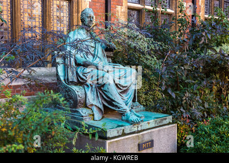 Statue de William Pitt le Jeune en dehors de Pembroke College Library, l'Université de Cambridge, Angleterre, Royaume-Uni. Banque D'Images