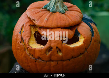 Citrouille sculptée en décomposition plusieurs jours après l'Halloween. UK Banque D'Images