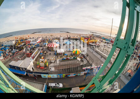 Vue depuis la grande roue wonder wheel, Coney Island, Brooklyn, New York, États-Unis d'Amérique. Banque D'Images