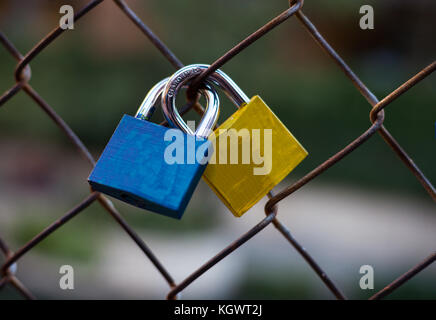 Paire de verrous d'amour réunis Banque D'Images