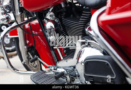 Moto rouge avec moteur chrome/ moto rouge moderne avec accessoires en chrome Banque D'Images