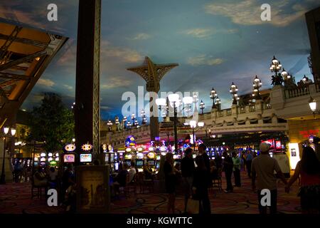 LAS VEGAS, USA - 5 août : à l'intérieur du Casino de Paris à Las Vegas, vue sur les machines à sous dans la nuit du 5 août 2013 Banque D'Images