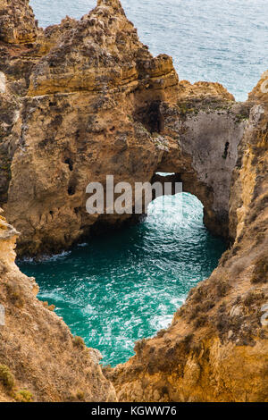 Ponte da Piedade' dans les falaises à Lagos parc national. un très célèbre des formations rocheuses avec des grottes. Banque D'Images