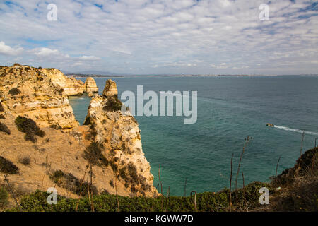 Ponte da Piedade' dans les falaises à Lagos parc national. un très célèbre des formations rocheuses avec des grottes. Banque D'Images