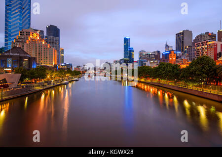 Melbourne, Southbank et la rivière Yarra avant le lever du soleil, Melbourne, Victoria, Australie Banque D'Images