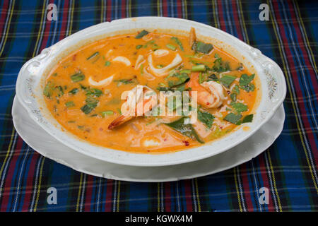 Thai Food appelé Tom Yum Goong recette de fruits de mer ou de fruits de mer thaï soupe épicée au restuarant Banque D'Images